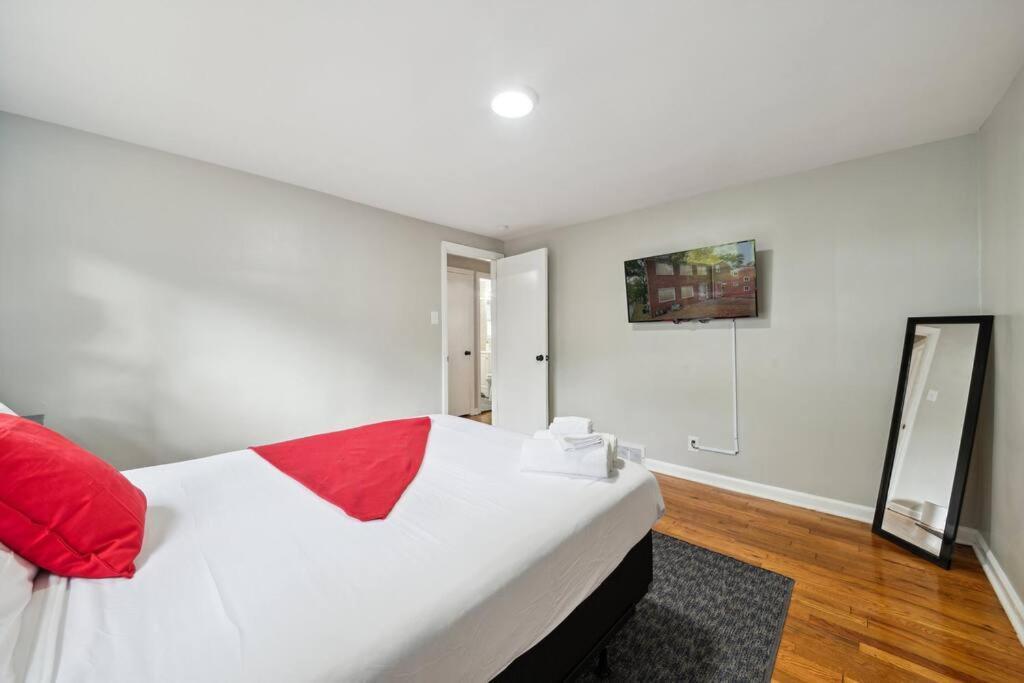 Apartment The Carnival 'fun For All' Near Butler Street. Free Parking. 12 Mins Steelers Stadium/pnc Park